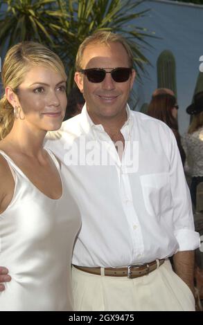 Attore/regista KEVIN COSTNER & fiance CHRISTINE BAUMGARTNER alla prima mondiale del suo nuovo film Open Range. Foto Stock