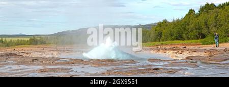 Geysir, Islanda - 28 luglio 2021: Geyser Strokkur in islanda errupting con acqua calda e vapore, ogni anno molti turisti visitano il geyser situato in Th Foto Stock