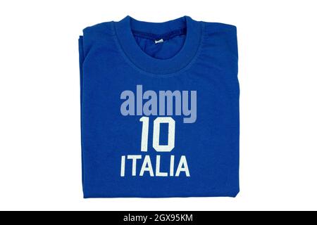 T-shirt blu per bambini. Calciatrice o polo ripiegata con l'iscrizione italia e il numero dieci isolato su sfondo bianco. Estate moda bambini. Foto Stock