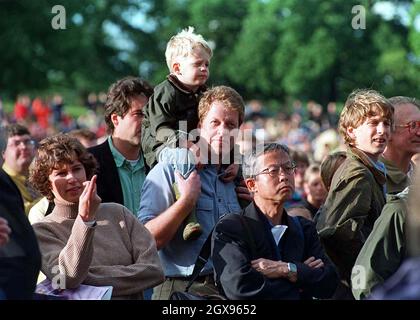 Charles, Earl Spencer con suo figlio Louis sulle spalle, cammina tra le folle assistendo al concerto tributo a sua sorella Diana, Principessa di Galles, ad Althorp la casa di famiglia. Â Anwar Hussein/allactiondigital.com Foto Stock