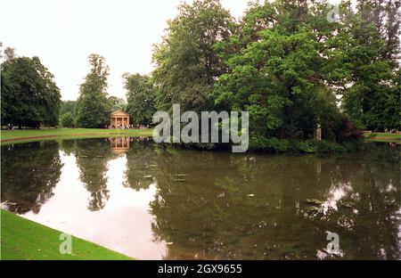 Il lago di Althorpe con il Diana Urn sull'isola e il Tempio Dorico Diana. Anwar Hussein/EMPICS Entertainment Foto Stock