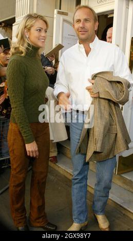 Kevin Costner e Christine Baumgarten, ragazza di 23 anni, al cinema elettrico di Notting Hill Gate, West London. L'attore hollywoodiano presentava il classico "Cool Hand Luke" vincitore dell'Oscar nel 1967 come parte della serie di film di grandi classici. Foto Stock