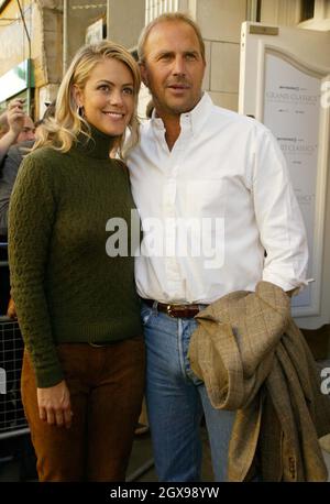 Kevin Costner e Christine Baumgarten, ragazza di 23 anni, al cinema elettrico di Notting Hill Gate, West London. L'attore hollywoodiano presentava il classico "Cool Hand Luke" vincitore dell'Oscar nel 1967 come parte della serie di film di grandi classici. Foto Stock