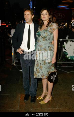 Emily Mortimer e il marito Alessandro Nivola alla prima di Londra del film Young Adam, che si è tenuto al Warner Village in Leicester Square. L'attrice incinta si aspetta il suo bambino in qualsiasi momento. Foto Stock