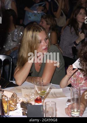 Kate Moss al pubblico della sfilata francese e frost che si svolge come parte della London Fashion Week. Foto Stock