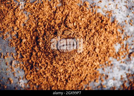 Carni arrosto di chicco di caffè getta sul mucchio di caffè macinato Foto Stock