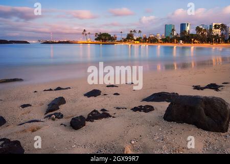 Tramonto sulla Laguna di Magic Island all'Ala Moana Beach Park e skyline di Honolulu, Honolulu, Oahu, Hawaii, USA Foto Stock