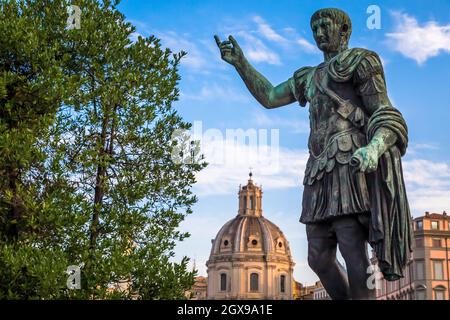 ITALIA, ROMA - CIRCA AGOSTO 2020: Statua dell'Imperatore Cesare, in bronzo. Luce naturale dall'alba. Antico modello di ruolo di Leadeship e autorità . Foto Stock