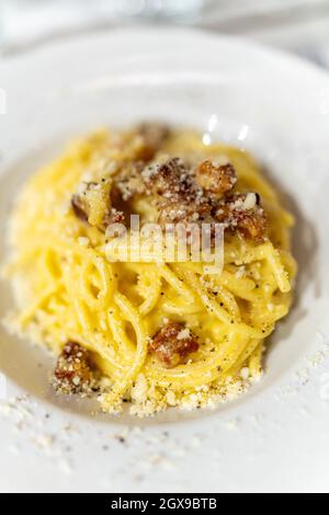 Spaghetti alla Carbonara, ricevuta di pasta originale a Roma Foto Stock