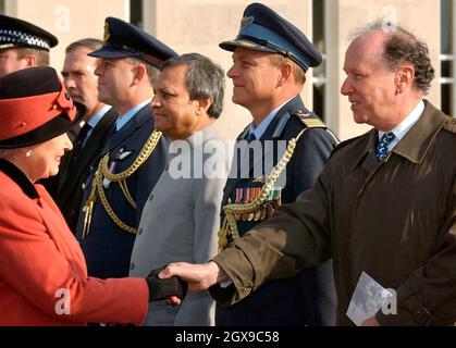 La Regina Elisabetta II della Gran Bretagna scuote la mano di Robert Rochon, a destra, Vice Alto Commissariato per il Canada, all'Air Forces Memorial di Runnymeade, dove ha partecipato a un servizio di per celebrare il cinquantesimo anniversario della inaugurazione del memoriale. Â Anwar Hussein/allactiondigital.com Foto Stock