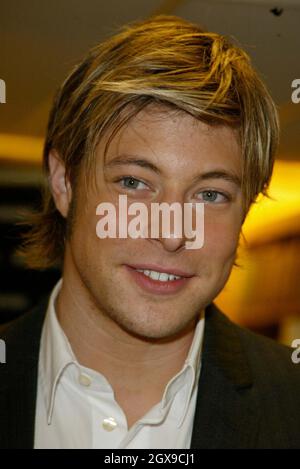 Duncan James della madre del ragazzo Fiona Inglis presso il negozio Borders Book di Londra. Lei ha seguito un libro che firma per il suo auto si è iscritto solo i due di noi, che è circa le sue lotte di essere un singolo genitore e di allevare suo figlio, Duncan, da solo dopo che il padre uscì. Foto Stock