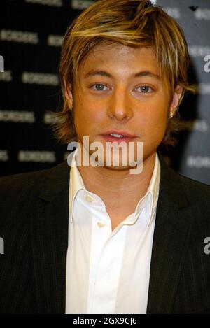 Duncan James della madre del ragazzo Fiona Inglis presso il negozio Borders Book di Londra. Lei ha seguito un libro che firma per il suo auto si è iscritto solo i due di noi, che è circa le sue lotte di essere un singolo genitore e di allevare suo figlio, Duncan, da solo dopo che il padre uscì. Foto Stock