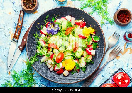 Insalata di primavera con verdure varie e flowers.Dieta commestibile food.Fresh vitamina Insalata. Insalata colorata Foto Stock