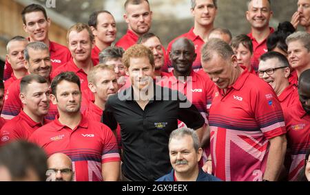 Prince Harry si pone con il team britannico al lancio degli Invictus Games Toronto 2017 alla Torre di Londra il 30 maggio 2017 Foto Stock