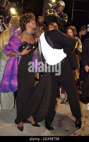 Whitney Houston e Bobby Brown al Vanity Fair Oscar Party di Mortons a Los Angeles. Foto Stock