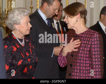 La Regina chiacchiera con il deputato laburista per Hampstead e Highgate, Glenda Jackson (a destra) presso una reception a Buckingham Palace, Londra, per i deputati del Parlamento europeo e dei deputati del Parlamento europeo. Â Anwar Hussein/allactiondigital.com Foto Stock