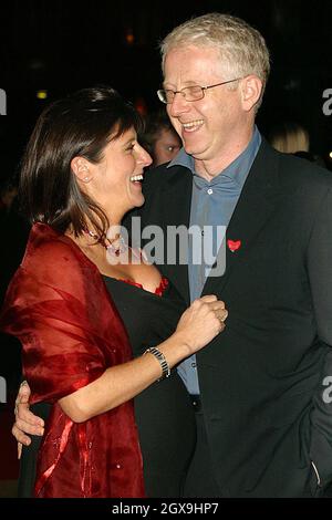 Richard Curtis con la moglie incinta Emma Freud alla prima del film "Love Adulared" a Leicester Square, Londra. Foto Stock