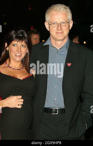 Richard Curtis con la moglie incinta Emma Freud alla prima del film "Love Adulared" a Leicester Square, Londra. Foto Stock