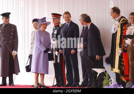 La regina Elisabetta II saluta la formazione, tra cui (L-R) il primo ministro Tony Blair, il segretario agli esteri Jack Straw, il segretario di casa David Blunkett e il sindaco di Londra Alderman Robert Finch, sul piazzale di Buckingham Palace a Londra all'inizio della visita di Stato del presidente degli Stati Uniti in Gran Bretagna Â©Anwar Hussein/allactiondigital.com Foto Stock