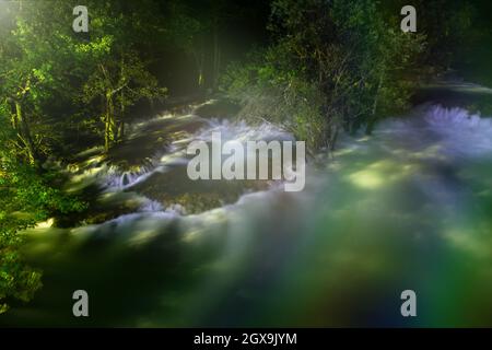 Cascate nella notte oscura natura bellissima con acqua cristallina sul fiume selvaggio n.a. in Bosnia ed Erzegovina Foto Stock