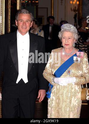 George Bush con la regina al banchetto di Stato ha messo sopra per il presidente degli Stati Uniti e sua moglie Laura a Buckingham Palace. Â Anwar Hussein/allactiondigital.com Foto Stock