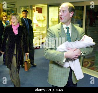 Il Conte e la Contessa di Wessex lasciano il Frimley Park Hospital vicino a Londra con la loro figlia nata. Â Anwar Hussein/allactiondigital.com Foto Stock