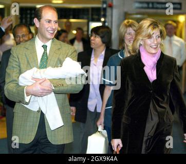 Il Conte e la Contessa di Wessex lasciano il Frimley Park Hospital vicino a Londra con la loro figlia nata. Â Anwar Hussein/allactiondigital.com Foto Stock