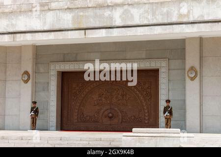 Hyangsan, North Pyongan Province, North Korea - 28 luglio 2014: Fiera internazionale dell'amicizia. Guardia d'onore all'ingresso dell'edificio. Foto Stock