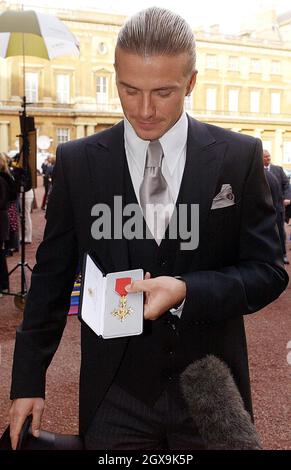 Il capitano di calcio inglese David Beckham con l'OBE (ufficiale dell'Ordine dell'Impero britannico) ricevette dalla Regina a Buckingham Palace di Londra. Foto Stock