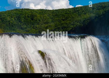 Cascata nella bellissima natura con acqua cristallina sul fiume selvaggio n.a. in Bosnia e Erzegovina al giorno d'estate e di sole Foto Stock