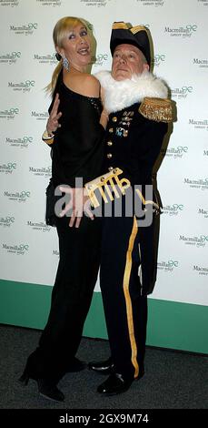 Tania Bryer e Nickolas Grace al Macmillan Celebrity Natale Stocking Auction, Christies, South Kensington. Foto Stock