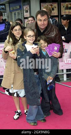 Paul Ross e la famiglia alla prima del film Freaky Friday tenuto presso l'Odeon Cinema di Kensington, Londra. Foto Stock