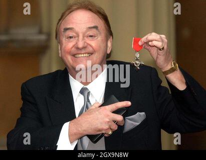 Sessanta canto sensazione Gerry Marsden, da Liverpool, con il suo MBE per servizi a Liverpudlian Charities a Buckingham Palace , Londra Â Anwar Hussein/allactiondigital.com NON USO Regno Unito PER 28 GIORNI - PRONTO PER L'USO IL 10 GENNAIO 2004 Foto Stock