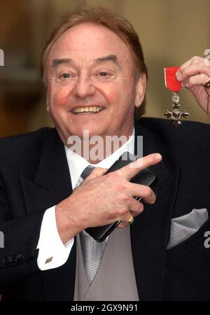 Sessanta canto sensazione Gerry Marsden, da Liverpool, con il suo MBE per servizi a Liverpudlian Charities a Buckingham Palace , Londra Â Anwar Hussein/allactiondigital.com NON USO Regno Unito PER 28 GIORNI - PRONTO PER L'USO IL 10 GENNAIO 2004 Foto Stock