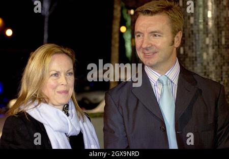 Jayne Torvill e Christopher Dean arrivano per la BBC Sports Personality of the Year 2003 che si tiene presso il BBC TV Centre di Londra. Foto Stock