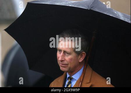 Prince of Wales ripara sotto un ombrello mentre visita la fattoria South Airmyn Grange a Goole nello Yorkshire orientale dove ha visto bestiame e piantato un albero di mele. Il Prince è in un tour di due giorni nello Yorkshire e nel North Lincolnshire. Â Anwar Hussein/allactiondigital.com Foto Stock