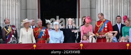 Principe Edoardo, Conte di Wessex, Camilla, Duchessa di Cornovaglia, Principe Carlo, Principe di Galles, Principessa Eugenie, Regina Elisabetta II, Principe Filippo, Duca di Edimburgo, Catherine, Duchessa di Cambridge, Principessa Charlotte di Cambridge, Principe Giorgio di Cambridge, Principe William, Duca di Cambridge, Savannah Phillips, Peter Phillips e Autunno Phillips guardano fuori dal balcone di Buckingham Palace durante l'annuale sfilata Trooping the Color a Londra il 17 giugno 2017. Foto Stock