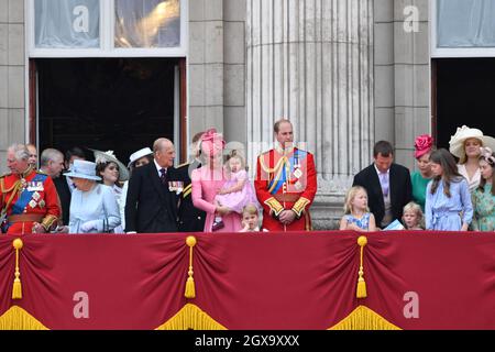 Principe Carlo, Principe di Galles, Regina Elisabetta II, Principe Filippo, Duca di Edimburgo, Catherine, Duchessa di Cambridge, Principessa Charlotte di Cambridge, Principe Giorgio di Cambridge, Principe William, Duca di Cambridge, Savannah Phillips, Peter Phillips e Isla Phillips si affacciano dal balcone di Buckingham Palace durante la sfilata annuale Trooping the Color a Londra il 17 giugno 2017. Foto Stock