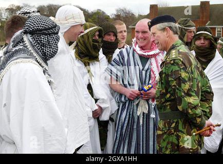 Indossando tende, lenzuola e vestaglie soldati del 1 ° Battaglione il reggimento Cheshire parlare con il loro colonnello-in-Capo il Principe del Galles dopo aver emanato una scena di disordini civili a Bulford Barracks vicino Amesbury, Wilts. Il Reggimento sta per schierarsi in Iraq per i doveri di mantenimento della pace Â©Anwar Hussein/allactiondigital.com Foto Stock