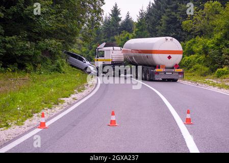 Incidente nel traffico di camion e auto crash incidente sulla natura bellissima strada Foto Stock
