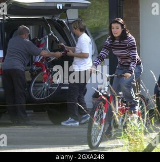 Jack Ryder e Kym Marsh fuori casa. Jack ha portato a casa 2 mountain bike corrispondenti, poiché sono entrambe in forma, jack vuole sembrare il più bene possibile dopo che ha lasciato eastenders, vuole realizzare una carriera cinematografica per se stesso e Kym ha un nuovo singolo fuori nel mese di gennaio, camminarono insieme a scuola e presero i loro figli. Foto Stock