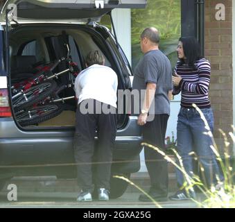 Jack Ryder e Kym Marsh fuori casa. Jack ha portato a casa 2 mountain bike corrispondenti, poiché sono entrambe in forma, jack vuole sembrare il più bene possibile dopo che ha lasciato eastenders, vuole realizzare una carriera cinematografica per se stesso e Kym ha un nuovo singolo fuori nel mese di gennaio, camminarono insieme a scuola e presero i loro figli. Foto Stock