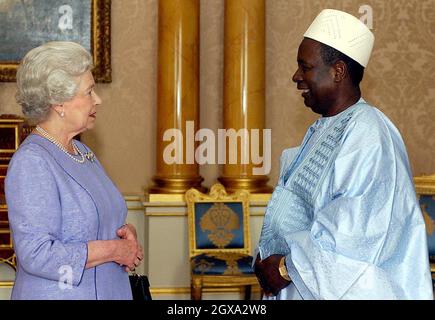 La Regina Elisabetta II della Gran Bretagna riceve sua Eccellenza l'Ambasciatore del Mali, Ibrahim Bocar Ba, che ha presentato la sua lettera di credito a Buckingham Palace, Londra. Foto Stock