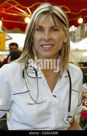 Sharron Davies e sua figlia Grace hanno fatto una visita al mercato di Spitfields per verificare la salute dei pulmini di Londra Foto Stock