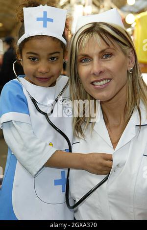 Sharron Davies e sua figlia Grace hanno fatto una visita al mercato di Spitfields per verificare la salute dei pulmini di Londra Foto Stock