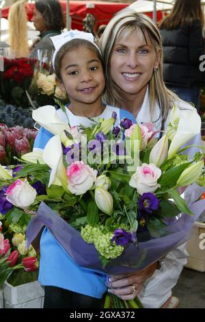 Sharron Davies e sua figlia Grace hanno fatto una visita al mercato di Spitfields per verificare la salute dei pulmini di Londra Foto Stock