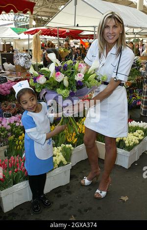 Sharron Davies e sua figlia Grace hanno fatto una visita al mercato di Spitfields per verificare la salute dei pulmini di Londra Foto Stock