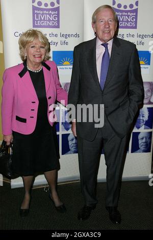 Judith Chalmers in partecipazione ai premi Help the Aged Living Legend, sostenuti da BT al Dolchester Hotel di Londra. Foto Stock