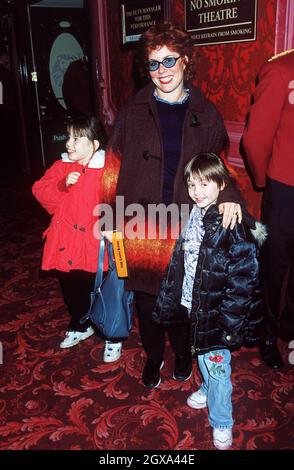 Ruby Wax e i suoi figli alla prima della produzione teatrale del re leone. Foto Stock