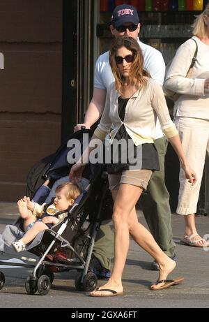 Sarah Jessica Parker, Matthew Broderick e il figlio James (che tolse la scarpa e la gettò a terra) camminando nel villaggio occidentale in una calda giornata di primavera. Foto Stock